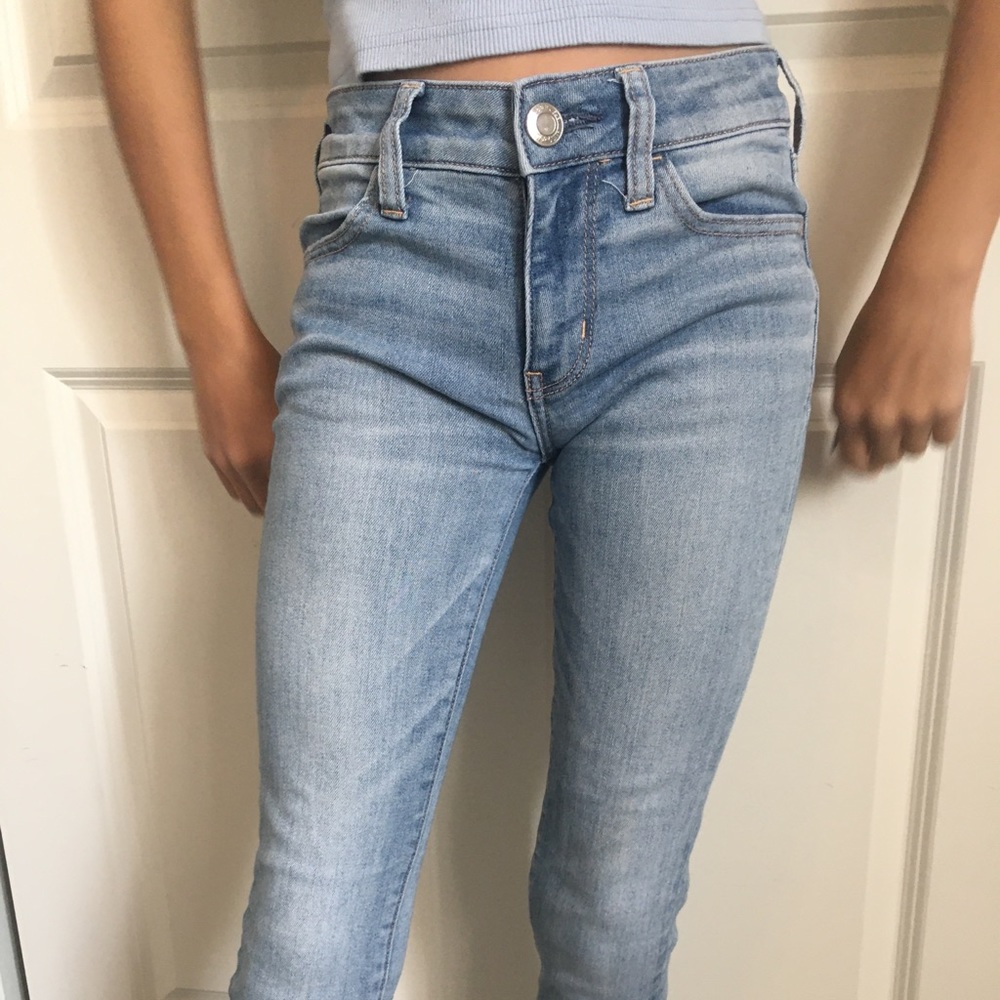 light wash American Eagle skinny jeans